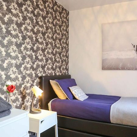 Perfect Central City Location - Parking - 3 Beds - 2 Bedrooms Belfast Extérieur photo