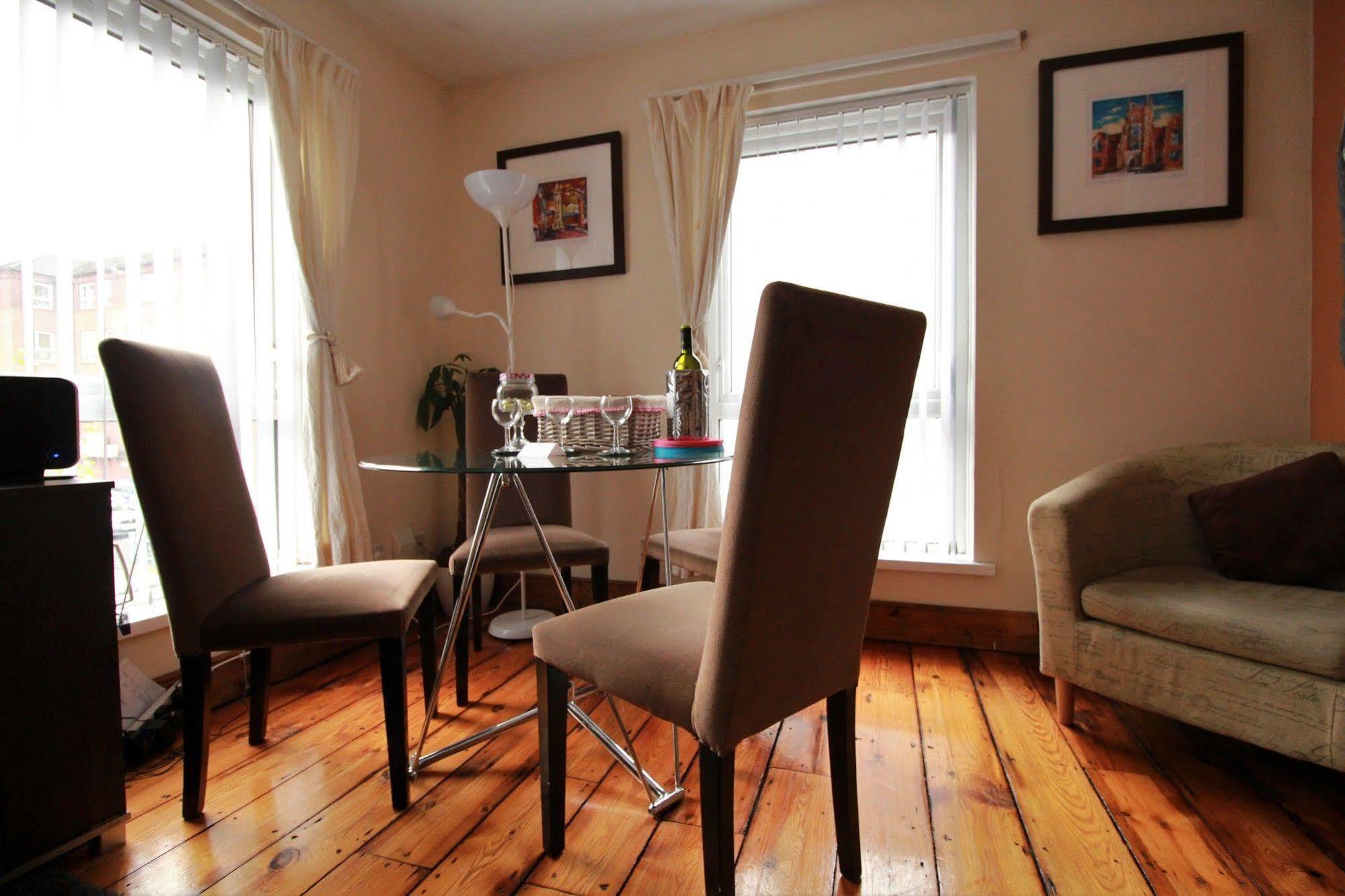 Perfect Central City Location - Parking - 3 Beds - 2 Bedrooms Belfast Extérieur photo
