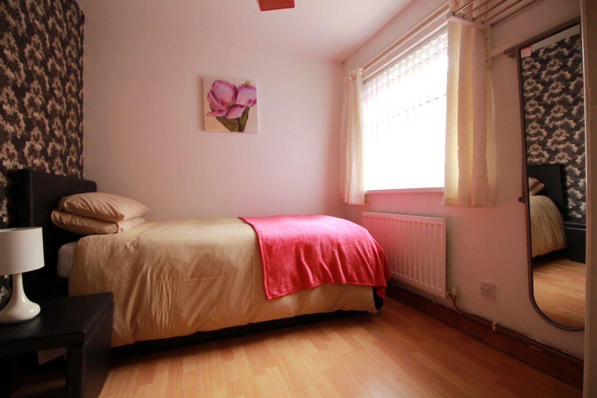 Perfect Central City Location - Parking - 3 Beds - 2 Bedrooms Belfast Extérieur photo