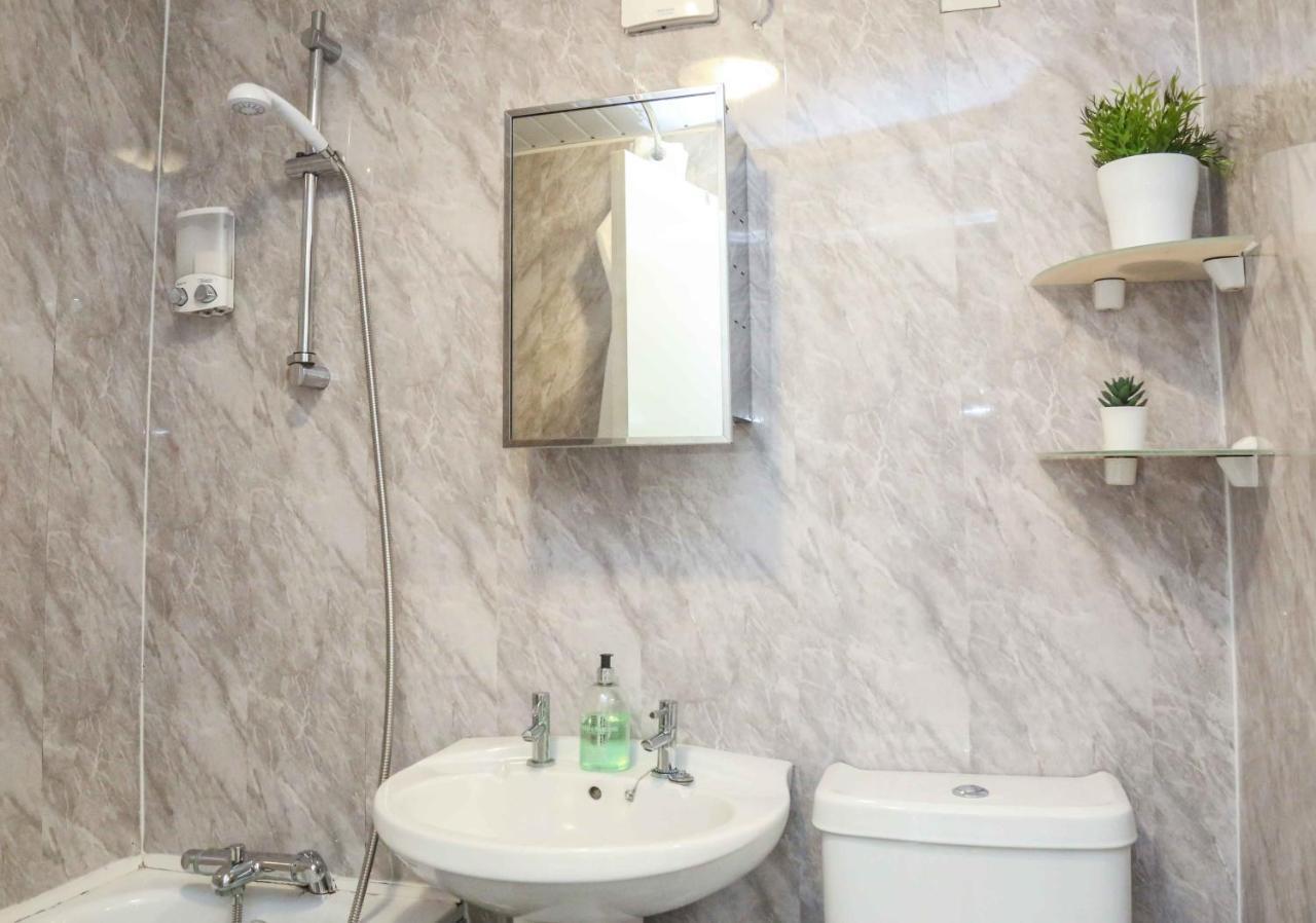 Perfect Central City Location - Parking - 3 Beds - 2 Bedrooms Belfast Extérieur photo