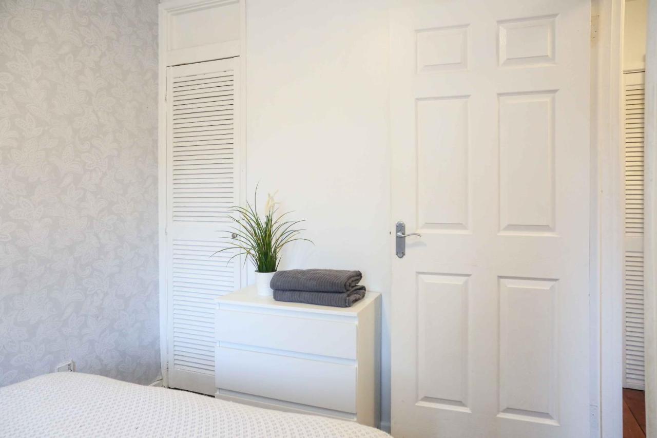 Perfect Central City Location - Parking - 3 Beds - 2 Bedrooms Belfast Extérieur photo