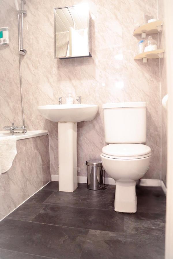 Perfect Central City Location - Parking - 3 Beds - 2 Bedrooms Belfast Extérieur photo